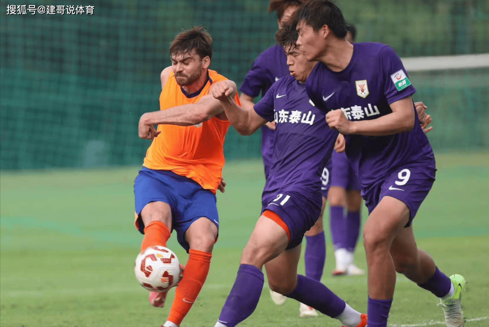 赛后山东泰山调整名单以备英超，外线爆发环节打磨，引发热议，团队化学反应显著(山东泰山队最新消息今天新闻)
