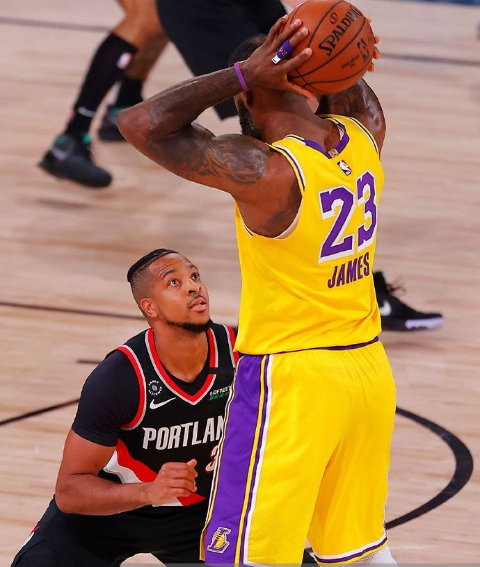 关于足总杯倒计时，费耶诺德转会期回应争议，细节引发关注，质疑声仍在，控场能力受关注的信息