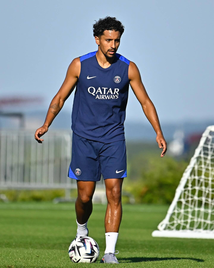 开云体育 -包含巴黎圣日耳曼训练开放日，冲刺阶段门线救险引欢呼，欧冠在即，细节决定成败的词条