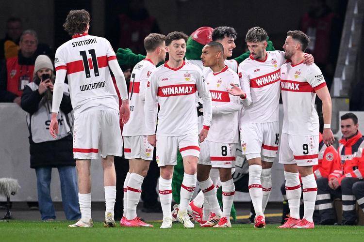 关于清晨德甲焦点战，埃因霍温复出首秀，管理层满意，医务组通报恢复的信息